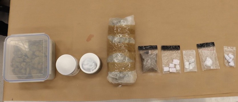 Cios w narkobiznes. Kryminalni zabezpieczyli setki porcji narkotyków