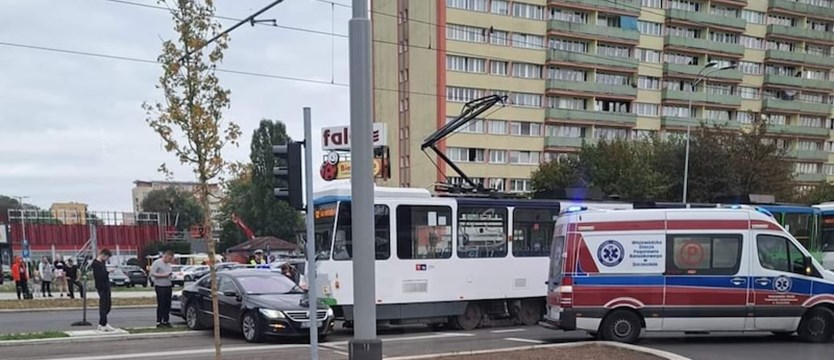 Kolizja tramwaju z samochodem. Poszkodowany pasażer