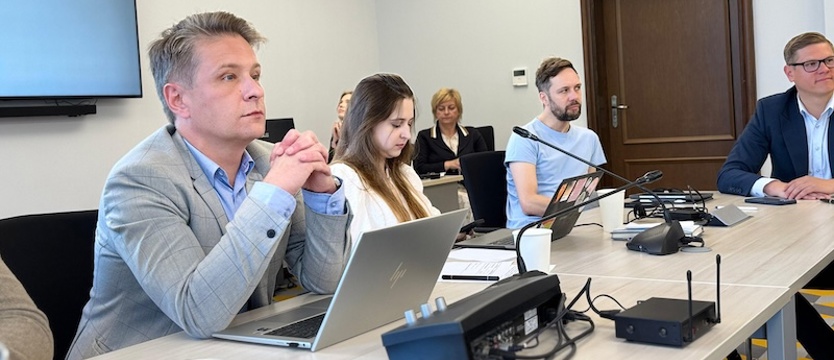 Incydent po odwołaniu komisji dot. migrantów. Radny A. Radziwinowicz: zostałem uderzony