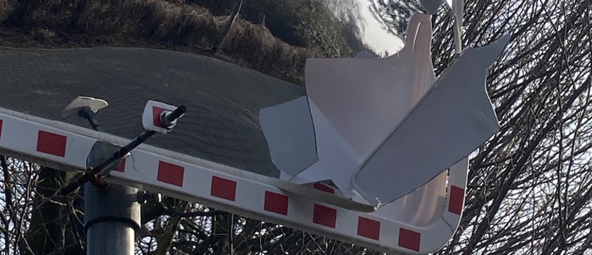 Lustro wisi jak gilotyna