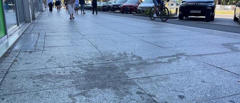 Co z tymi chodnikami? Mieszkańcy wytykają, miasto rusza z szorowarką
