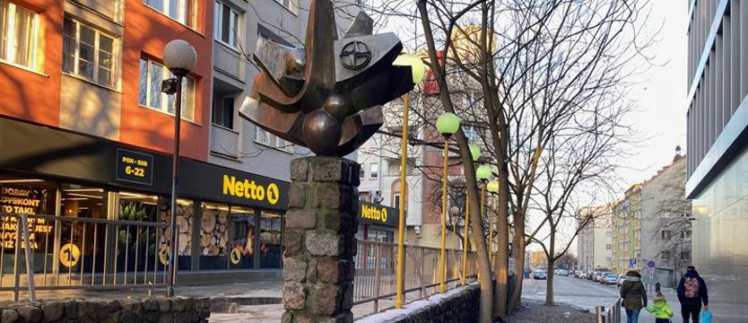 Co z rzeźbą „Róża Wiatrów”?