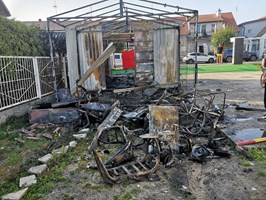 Pożar skuterów. Elektryczne jednoślady spłonęły w Pobierowie