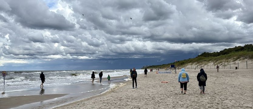 Burzliwa pogoda nad morzem. Nikt już nie ryzykuje zabawy z falami