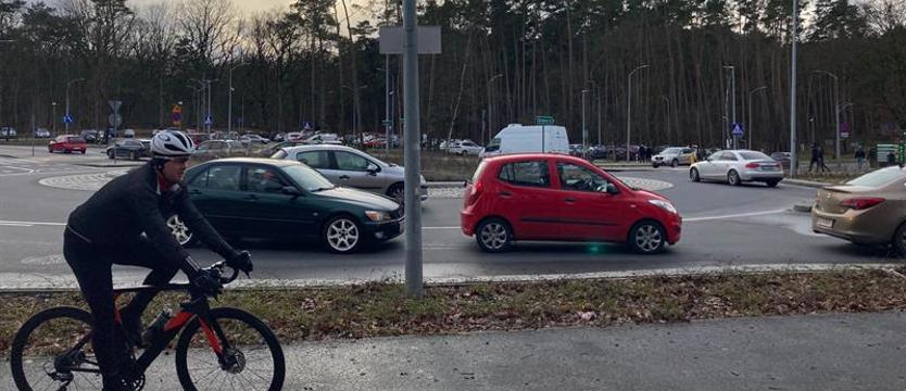 Przez to rondo wciąż zatory. Radny: trzeba o tym porozmawiać