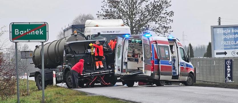 Zderzyły się ciężarówki. Kierowca w szpitalu