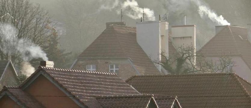 Palą w piecach czym popadnie. Trują nas i siebie