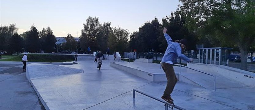Przebudowany skatepark w Policach. Korzystają do zmierzchu!