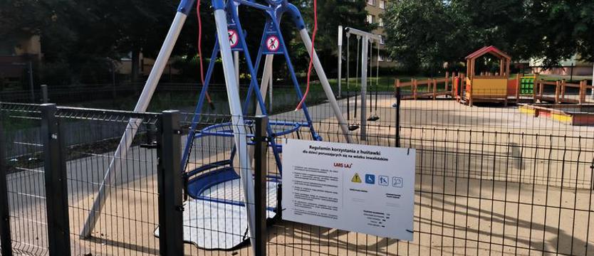 Scena, boisko, tor rowerowy, huśtawka bez barier.  Na osiedlu w Policach