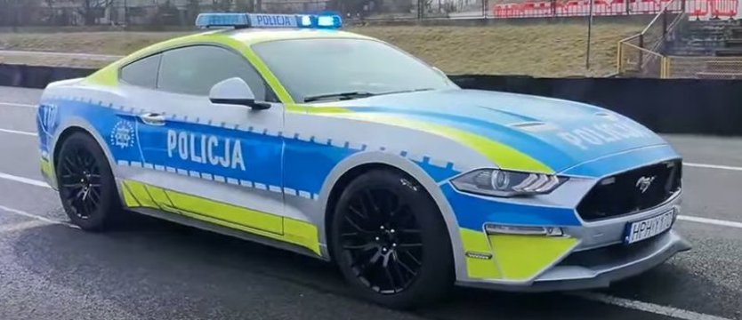 Skonfiskowany pijanemu kierowcy Ford Mustang oficjalnie w służbie policji