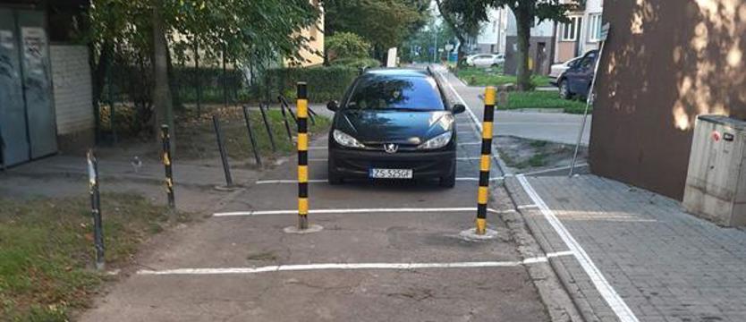 Słupki niezgody. Mieszkańcy bloku się skarżą