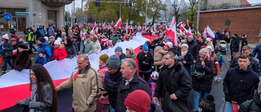 Narodowe Święto Niepodległości w Szczecinie: śpiewanie, koncerty, marsz, bieg, morskie manewry