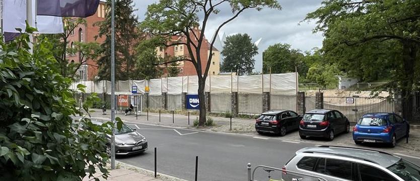 Nie milknie dyskusja wokół apartamentowca. Architekci mają pretensje, inwestor mówi o „ponadczasowym projekcie”