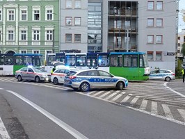 Zderzenie tramwaju z czterema samochodami osobowymi na ul. Parkowej