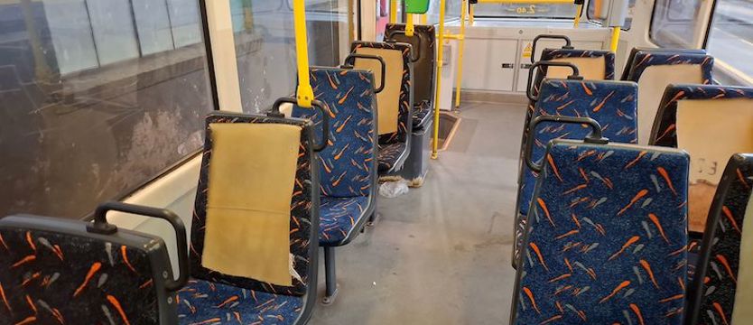 Kolejna dewastacja w tramwaju w Szczecinie. „Oskalpowali” osiem oparć i dwa siedziska