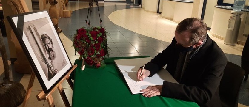 Marszałek Senatu wpisał się do księgi kondolencyjnej poświęconej pamięci Aleksandra Doby