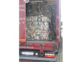 Zatrzymali ciężarówkę z nielegalnymi odpadami z zagranicy