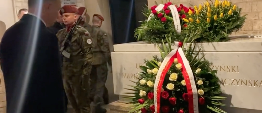 13. rocznica katastrofy smoleńskiej. Prezydent Duda na grobie Lecha i Marii Kaczyńskich