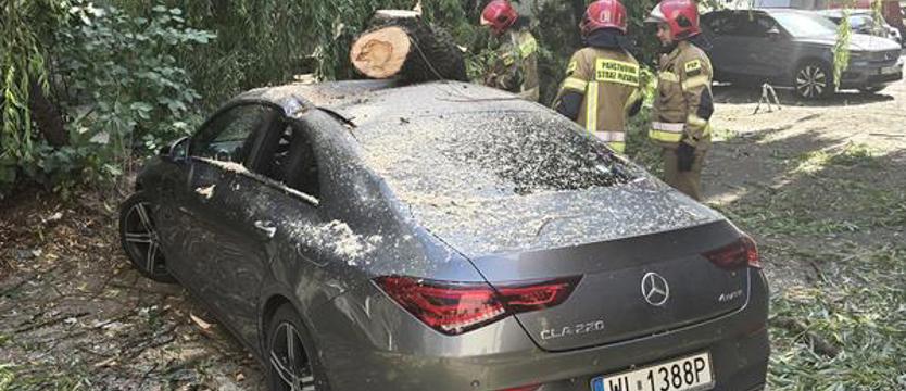 O krok od tragedii przy ul. Krzywoustego. Mercedes do kasacji, sprawca ścięty