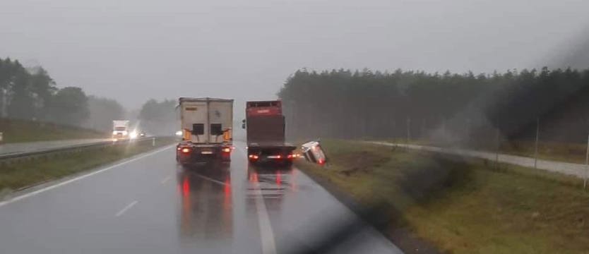 Dachowanie na S6 i  samochód na poboczu. Trudne warunki na drogach regionu