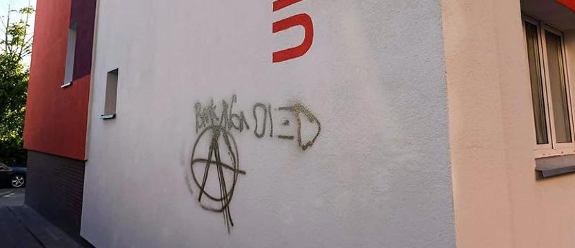 Zniszczył elewacje dwóch budynków. Wpadł na gorącym uczynku