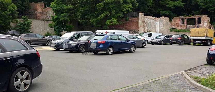 Uwaga na fałszywe mandaty za wycieraczkami. Oszuści podszywają się pod urzędy