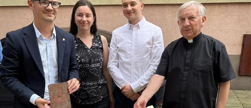 Historyczne znaleziska w kapsule czasu. Tajemnice kościoła w Dąbiu odkryte po 159 latach