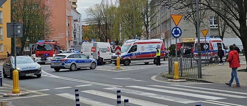 Wypadek na rondzie w centrum Szczecina. Ranne dwie osoby