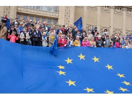 1 Maja w Szczecinie: kwiaty przed pomnikiem i hymn zjednoczonej Europy