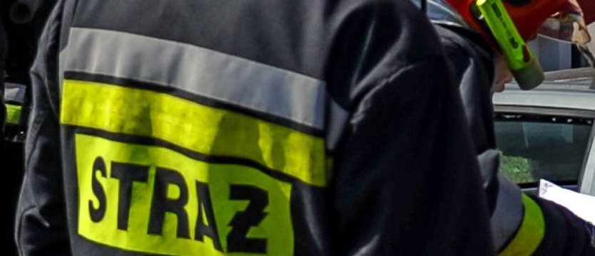 Jedna osoba poszkodowana w zderzeniu samochodu z pociągiem pod Wałczem