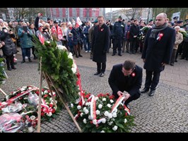 Kwiaty pod pomnikiem Marszałka Józefa Piłsudskiego