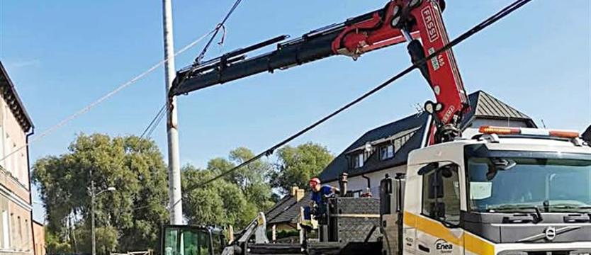 Niebezpieczny słup zniknął. Po interwencji mieszkańców i kierowców