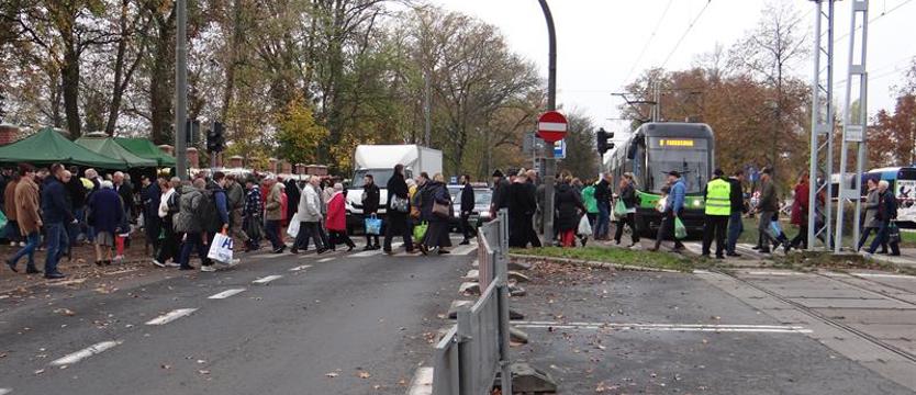 Przygotowania do Wszystkich Świętych. Zmiany w komunikacji i ruchu przy cmentarzach