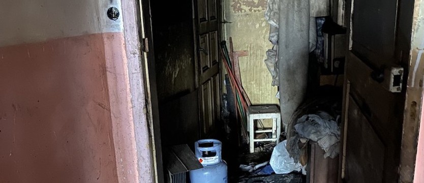 Groźny pożar w kamienicy. Wyciągnęli mężczyznę przez okno z płonącego mieszkania