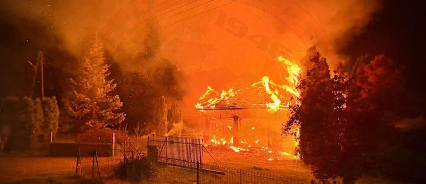 Nocny pożar domu i garażu w Zieleniewie