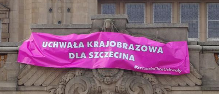 Różowy baner na Wałach Chrobrego. "Uchwała krajobrazowa dla Szczecina"