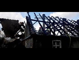 Osiem zastępów straży gasiło pożar domu pod Osiną