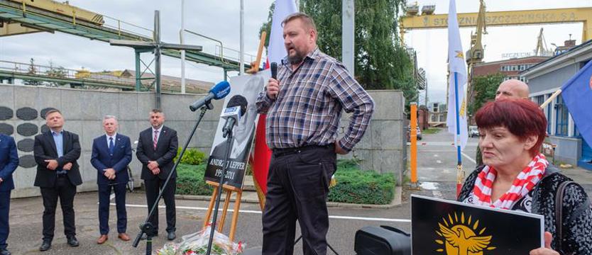 W rocznicę śmierci Andrzeja Leppera wiec pamięci przed bramą Stoczni Szczecińskiej