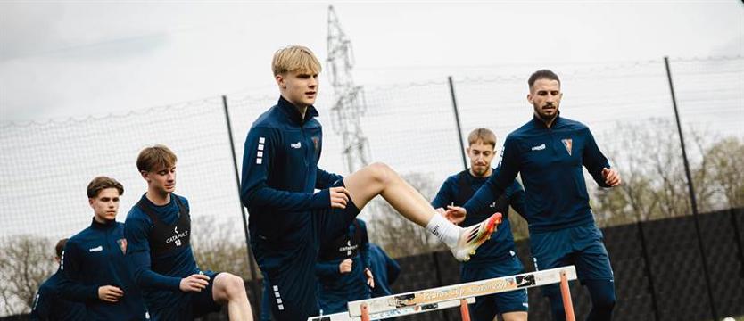 Piłka nożna. Nie ma ławki, jest młodzież...