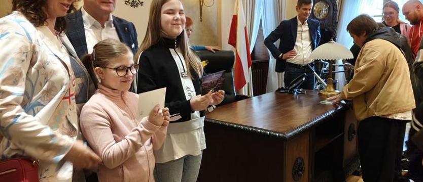 Kilometry korytarzy, schron i zdjęcie z prezydentem