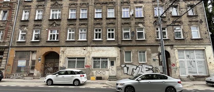 Budynki przy ulicy Kolumba czekają na remont