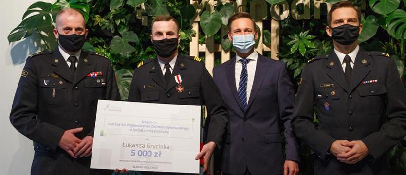Strażak ratował życie, narażając własne. Został nagrodzony