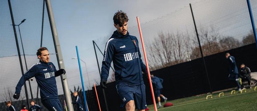 Piłka nożna. Pierwszy trening Pogoni i... pół roku przerwy Molnara