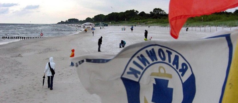 Czerwone flagi na kilkudziesięciu nadmorskich kąpieliskach