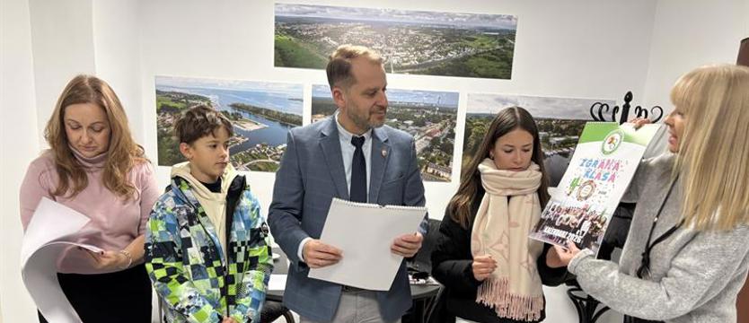Jubileuszowy kalendarz polickiej „Ósemki”. „Zgrana klasa” u burmistrza