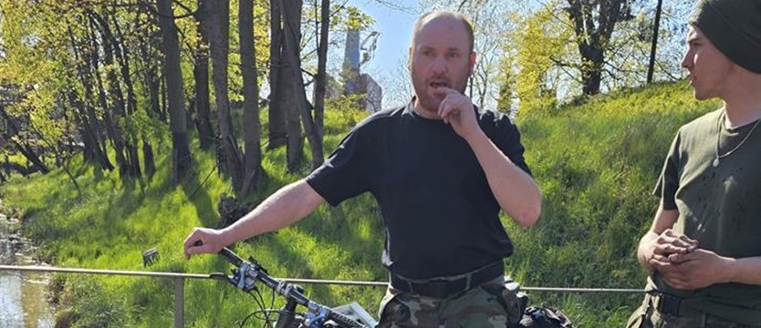 Turysta przejechał  rowerem przez „zonę” przy gazoporcie. „Nevím, jsem Čech”