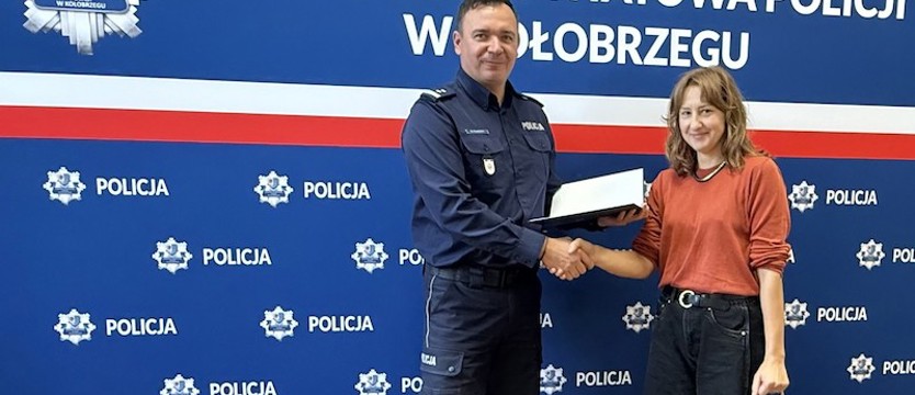 Znalazła ponad 18 tys. zł w reklamówce na cmentarzu. Nie wahała się nawet chwili