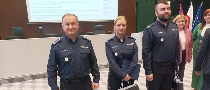 Radni uhonorowali policjantów, którzy uratowali nastolatkę