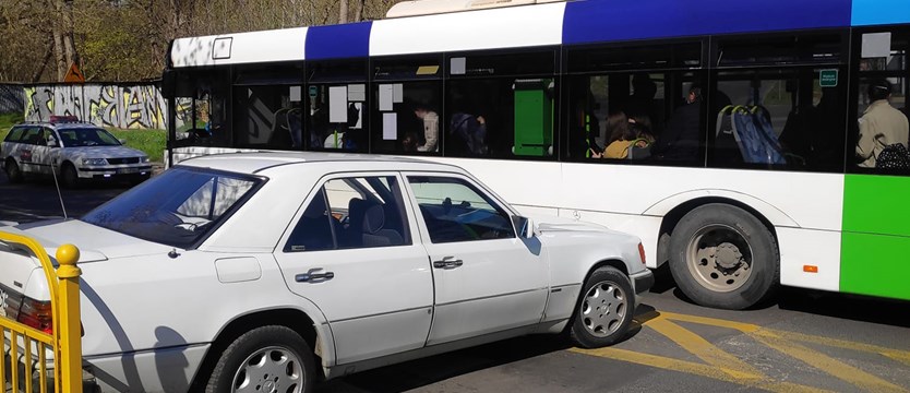 Zderzenie autobusu z samochodem osobowym na ul. Chopina w Szczecinie