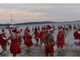 Mikołaje i śnieżynki morsowali na plaży w Morzyczynie